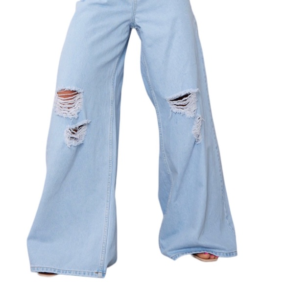 Pretty Little Thing NWT Light Blue Wash Knee Rip Extreme Wide Leg Jeans - Picture 1 of 3